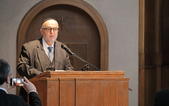 David Polnauer, Rabbi of the Jewish Community of Bern, recites the Kaddish, the Jewish prayer for the dead, at the close of the ceremony.