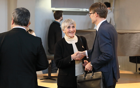 Benno Bättig, FDFA secretary-general and chairman-designate of the IHRA, greets Christa Markovits, Holocaust survivor and author of one of the survivor memoirs.