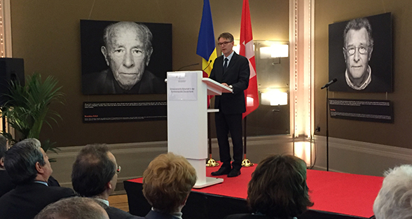 Der neue IHRA-Vorsitzende, EDA-Generalsekretär Benno Bättig, hält eine Ansprache in der Schweizer Botschaft in Berlin.