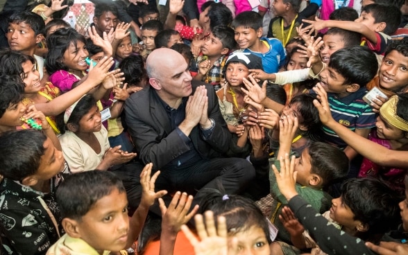 Le président de la Confédération Alain Berset entouré d’enfants lors de la visite au camp des réfugiés Rohingya Kutupalong, situé dans le district de Cox’s Bazar.