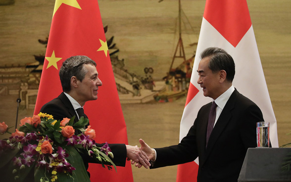 Bundesrat Ignazio Cassis schüttelt dem chinesischen Staatsrat und Aussenminister Wang Yi nach ihrer gemeinsamen Pressekonferenz im Aussenministerium in Peking am 3. April 2018 die Hand.  