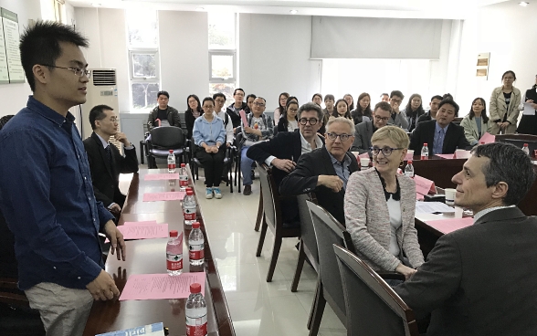 In einem Unterrichtsraum der Akademie der Wissenschaften in Xi’an (China) richtet ein Student das Wort an Bundesrat Ignazio Cassis.