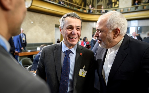 Il consigliere federale Ignazio Cassis parla con il ministro degli esteri iraniano Mohammad Javad Zarif