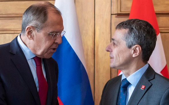 EDA-Vorsteher Ignazio Cassis trifft seinem russischen Amtskollegen Sergej Lawrow zum bilateralen Gespräch.