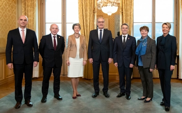 Les nouvelles conseillères fédérales Karin Keller-Sutter (à droite) et Viola Amherd (deuxième à partir de la droite) posent avec l'ensemble du Conseil fédéral, Alain Berset, Ueli Maurer, Simonetta Sommaruga, Guy Parmelin et Ignazio Cassis.