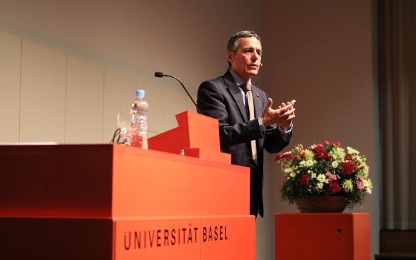 Federal Councillor Ignazio Cassis gives a speech. He is wearing a suit.