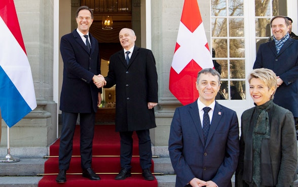 Vor der Sitzung in der Residenz Lohn geben sich der niederländische Ministerpräsident Mark Rutte (mitte-links) und Ueli Maurer, Bundespräsident (mitte-rechts) die Hand in unmittelbarer Nähe von Bundesrat Ignazio Cassis (dritter rechts) und Bundesrätin Karin Keller-Sutter (zweite rechts).