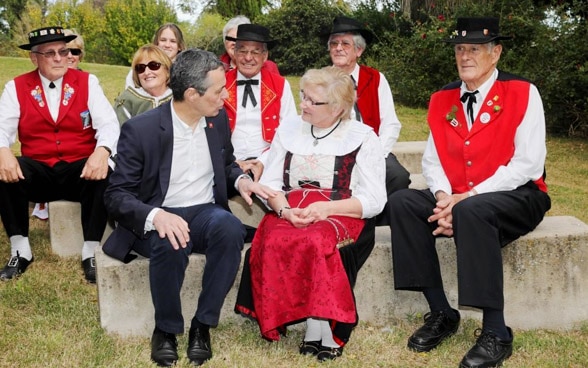 Federal Councillor Ignazio Cassis talks with members of the Swiss community in Uruguay.