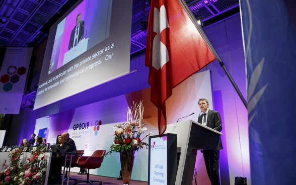 Manuel Sager, rechts im Bild, Chef der Direktion für Entwicklung und Zusammenarbeit (DEZA), hält am 15. Mai 2019 in Genf seine Rede zur Eröffnung der Global Platform for Disaster Risk Reduction.