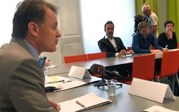 Manuel Sager, direttore CDS discute con giornalisti intorno ad una tavola