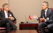 Il consigliere federale Ignazio Cassis a colloquio con il ministro degli affari esteri ucraino Vadym Prystaiko. 