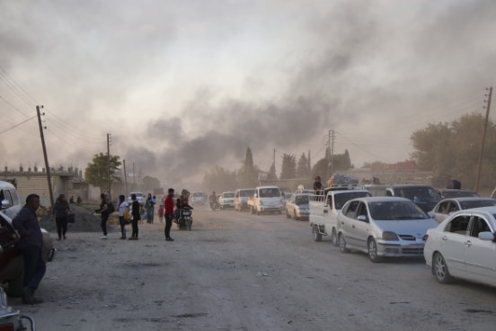  Menschen fliehen vor den Bombardierungen in Ras al Ayn im Nordosten Syriens