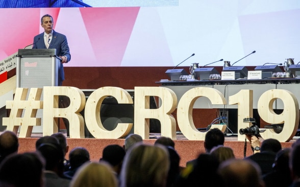 Il ministro degli esteri svizzero Ignazio Cassis rende la sua dichiarazione durante la cerimonia di apertura della 33a Conferenza internazionale della Croce Rossa e della Mezzaluna Rossa a Ginevra.