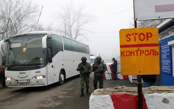 Die Schweiz engagiert sich für eine friedliche Lösung des Konfliktes in der Ostukraine und setzt sich für Deeskalation und Dialog ein.