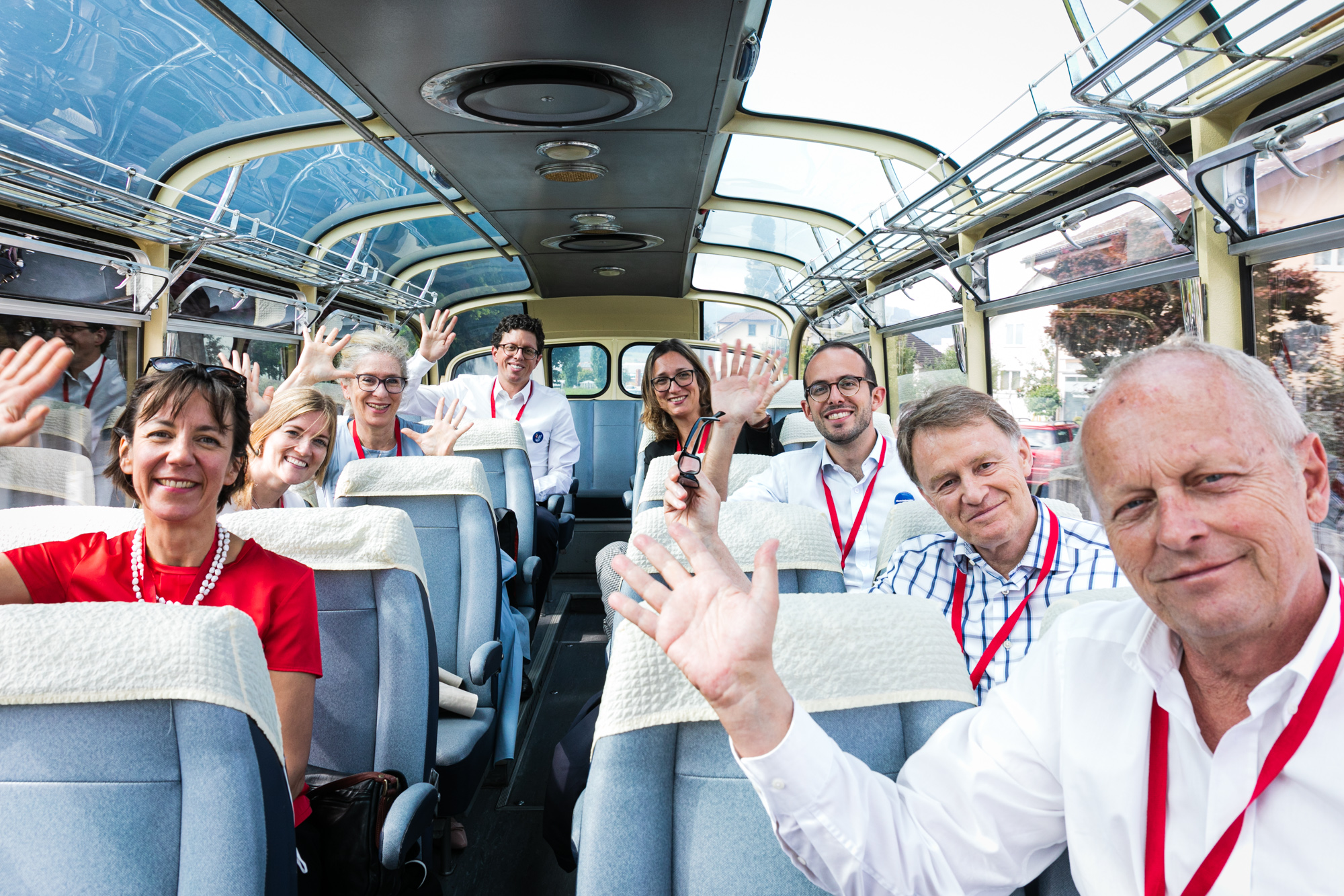 Schweizer Botschafterinnen und Botschafter grüssen aus dem «Meet the Ambassadors»-Bus.