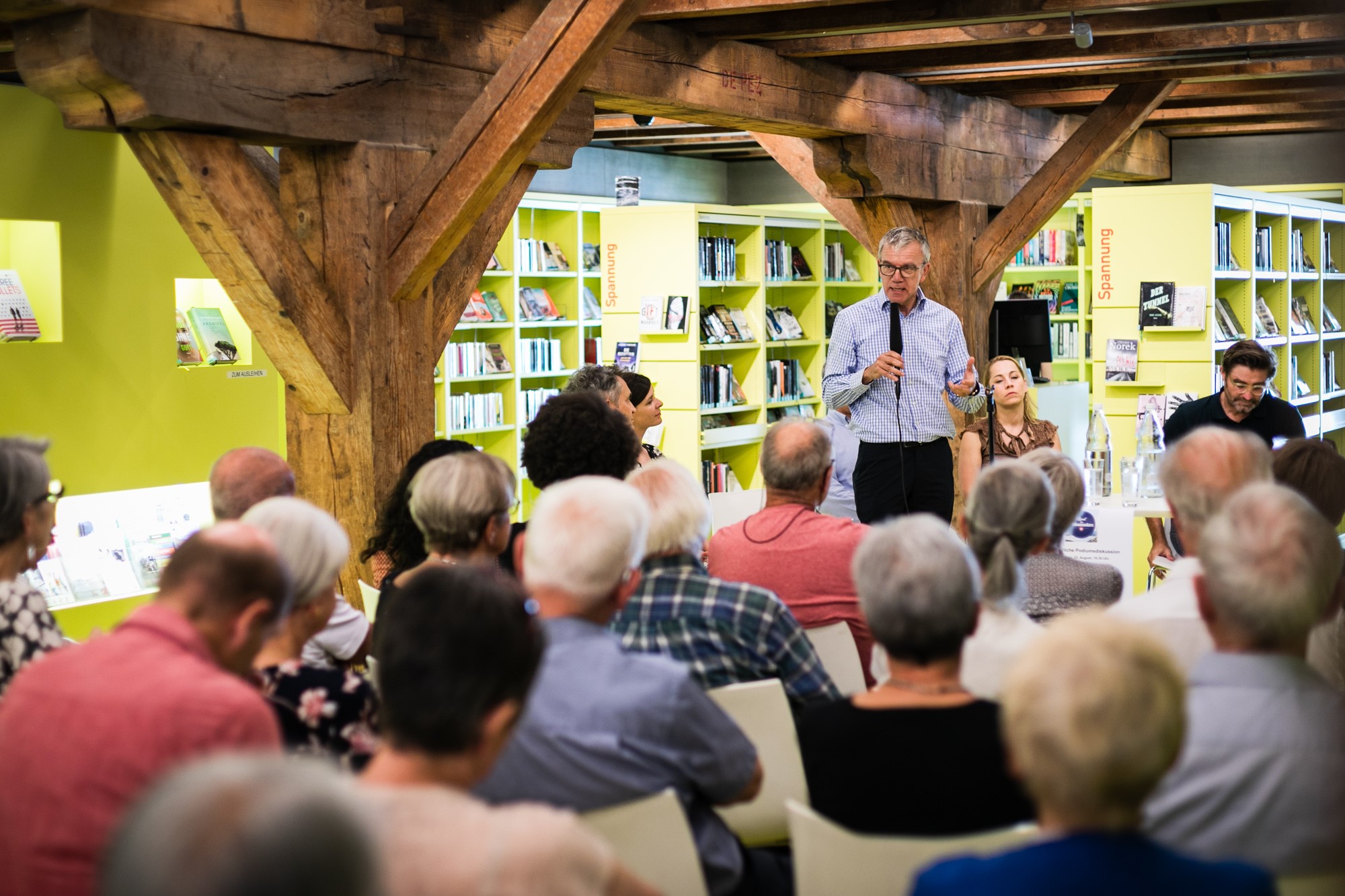 Des ambassadeurs et ambassadrices suisses discutent avec la population locale.