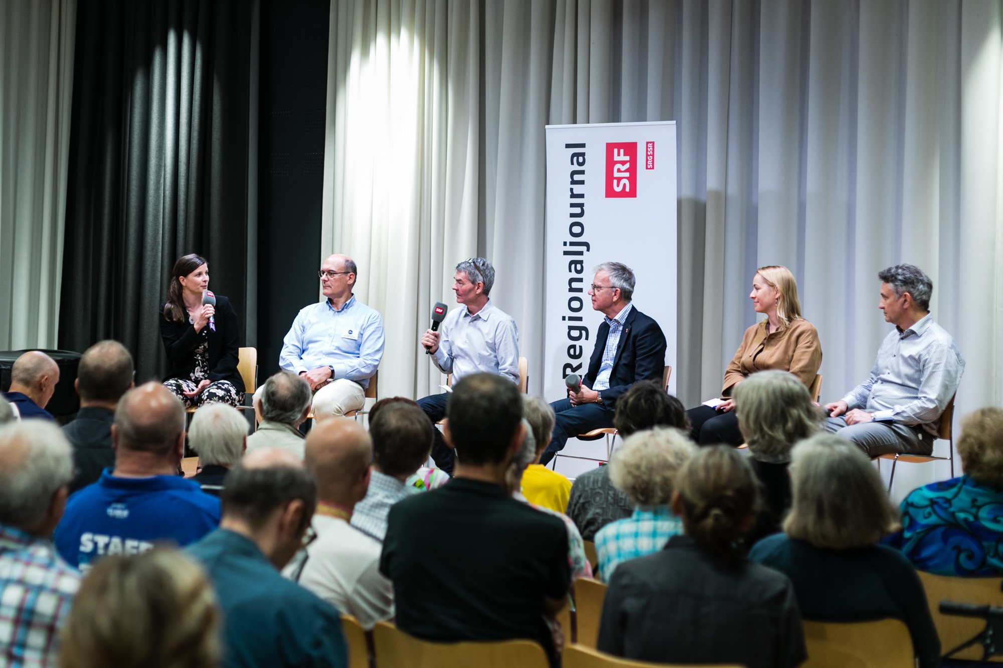 Des ambassadeurs et ambassadrices suisses discutent au studio SRF à Bâle.