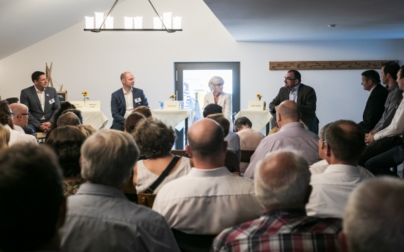 Schweizer Botschafterinnen und Botschafter im Gespräch mit der lokalen Bevölkerung.