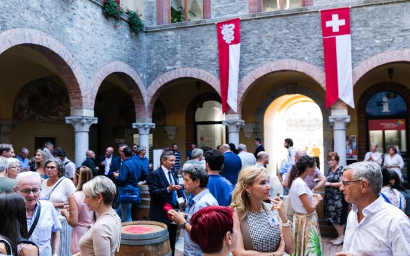 Die Botschafterinnen und Botschafter im Gespräch mit der Bevölkerung im Schloss Bellinzona