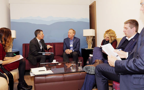 En marge du WEF, le conseiller fédéral Ignazio Cassis rencontre Brad Smith, président du Microsoft.