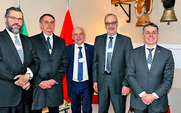 Le ministre brésilien des Affaires étrangères Araújo, le président brésilien Bolsonaro, le président de la Confédération Ueli Maurer et les conseillers fédéraux Cassis et Parmelin posent pour une photo au WEF. 