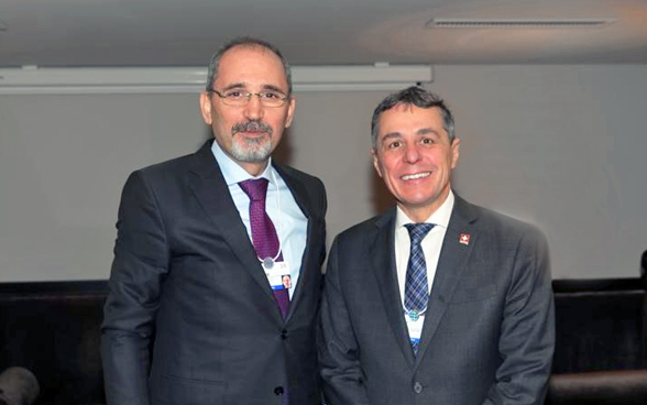 Le conseiller fédéral Ignazio Cassis et le ministre jordanien des Affaires étrangères Ayman Safadi posent pour une photo au WEF.