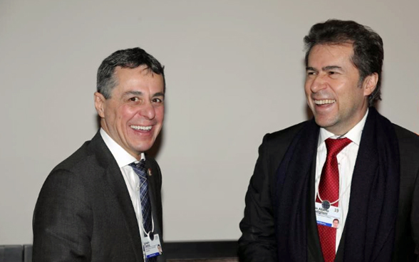 Le conseiller fédéral Cassis et le ministre paraguayen des Affaires étrangères Luis Castiglioni rient au cours de leur rencontre au WEF. 