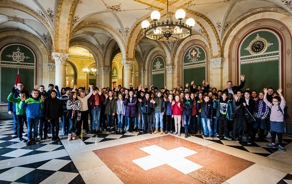 Die Gruppe der Kinder, die das EDA am Zukunftstag besuchen, mit Generalsekretär Markus Seiler vor dem Besuch des Bundesratssitzungszimmers.