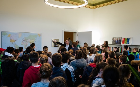 I bambini visitano l'ufficio del consigliere federale Ignazio Cassis.