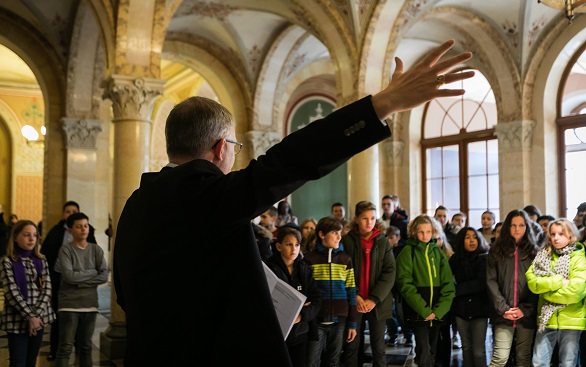 I bambini alla guida del Segretario generale Markus Seiler nel Bundeshaus.