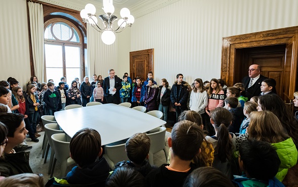 Die Kinder an der Führung von Generalsekretär Markus Seiler im Bundeshaus. 