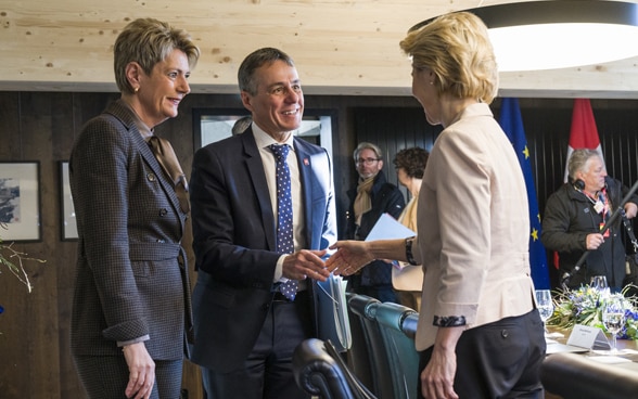 Le conseiller fédéral Ignazio Cassis serre la main de la nouvelle présidente de la Commission européenne Ursula von der Leyen au WEF de Davos.