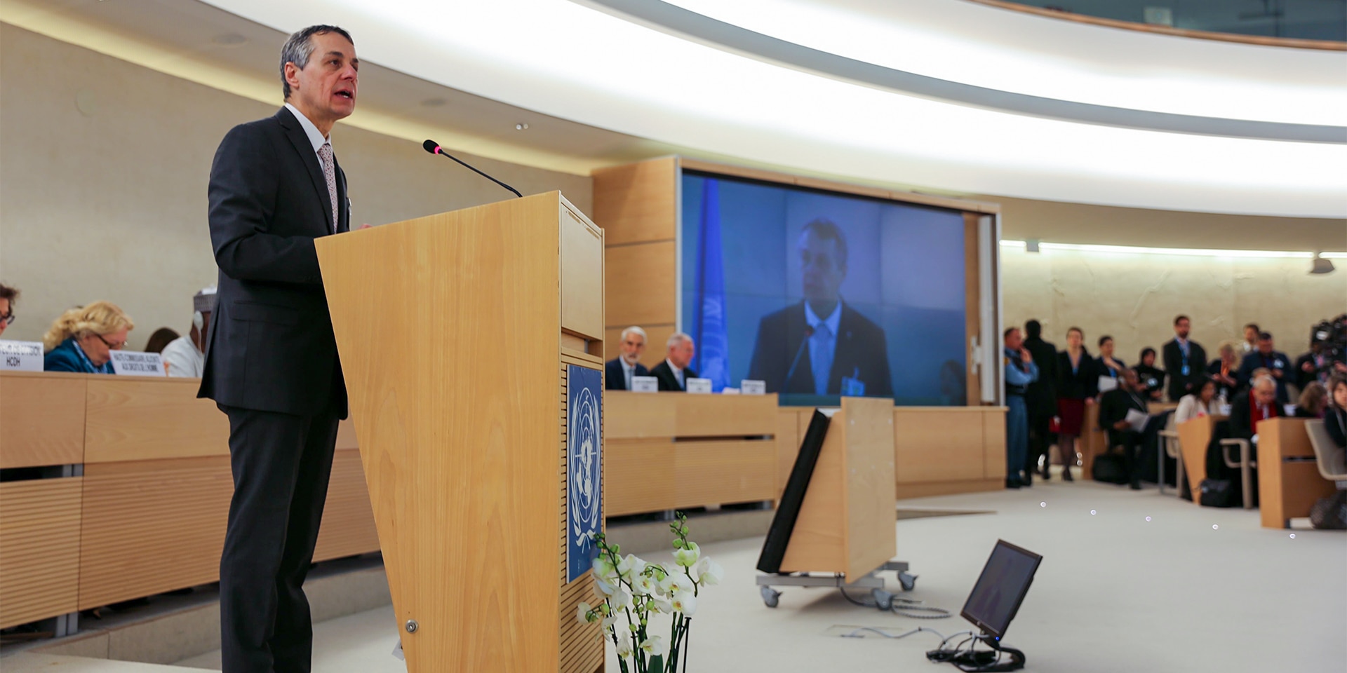 Le ministre s'adresse aux membres du Conseil des droits de l'homme à Genève.