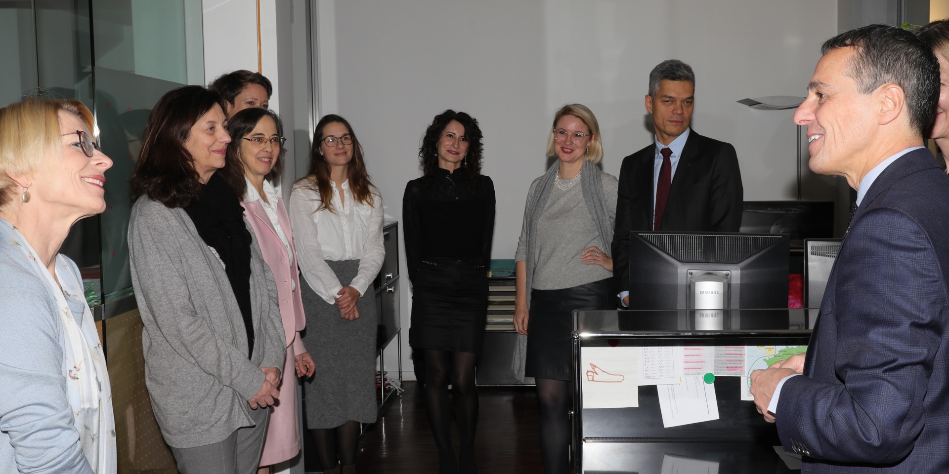   Federal Councillor Ignazio Cassis talks with the staff of the consular section of the Swiss embassy in Paris. 