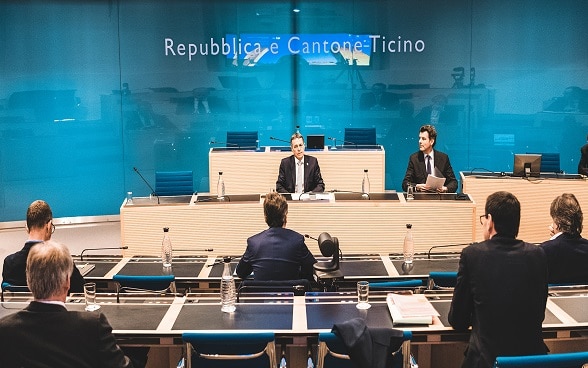 Il consigliere federale Cassis parla con i membri del Consiglio di Stato del Canton Ticino.