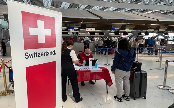 Nella sala del check-in dell'aeroporto di Bangkok è stato allestito un banco di fortuna dall'Ambasciata svizzera in Thailandia per aiutare i viaggiatori nel viaggio di ritorno.