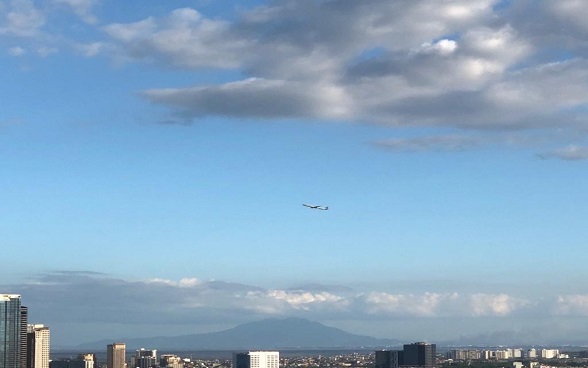 In the blue sky above the Philippine capital Manila stands out the boeing on the way to Zurich.