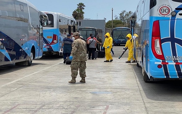 A l’aéroport de Lima, l’armée et des professionnels du nettoyage portant gants, masques, surblouses ne laissent planer aucun doute sur la gravité de la crise sanitaire liée au coronavirus. 