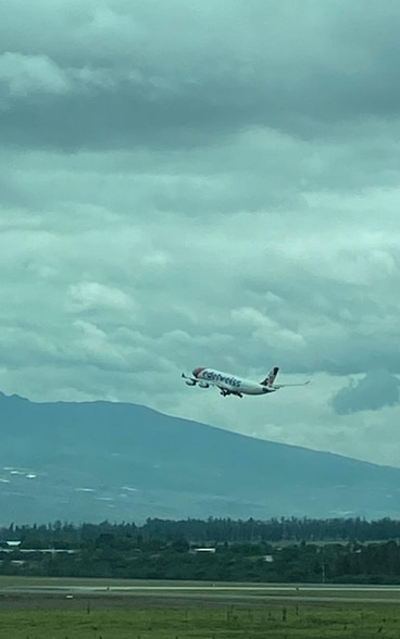 L'aereo che assicura la tratta Quito-Zurigo decolla. 