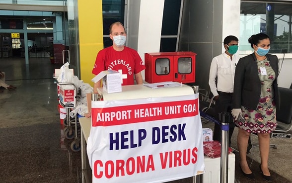 Sportello informazioni Coronavirus all'aeroporto internazionale di Goa. 