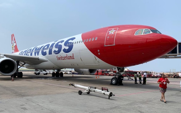 Il Boeing Edelweiss è in preparazione sulla pista dell'aeroporto di Goa poco prima del decollo. 