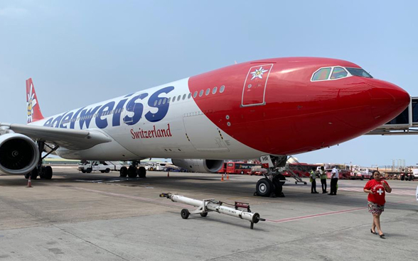 Die Edelweiss-Boeing wird kurz vor dem Start auf der Startbahn des Flughafens von Goa für den Flug vorbereitet. 