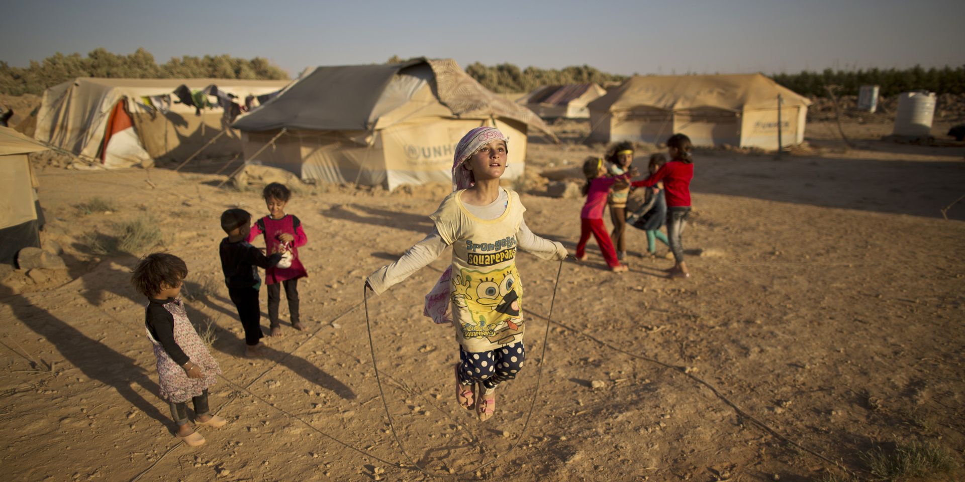 Enfants jouant dans un camp de réfugiés en Jordanie. 