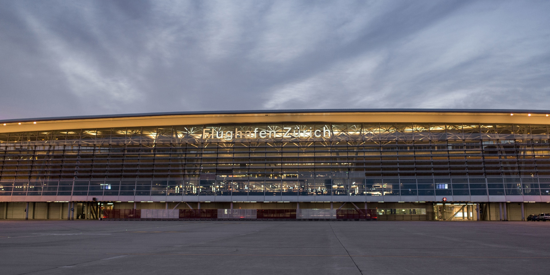 La pista davanti al terminal dell’aeroporto di Zurigo. 