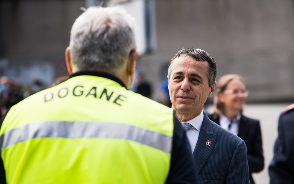 Federal Councillor Ignazio Cassis thanks a member of the border guard for his work during the COVID crisis.