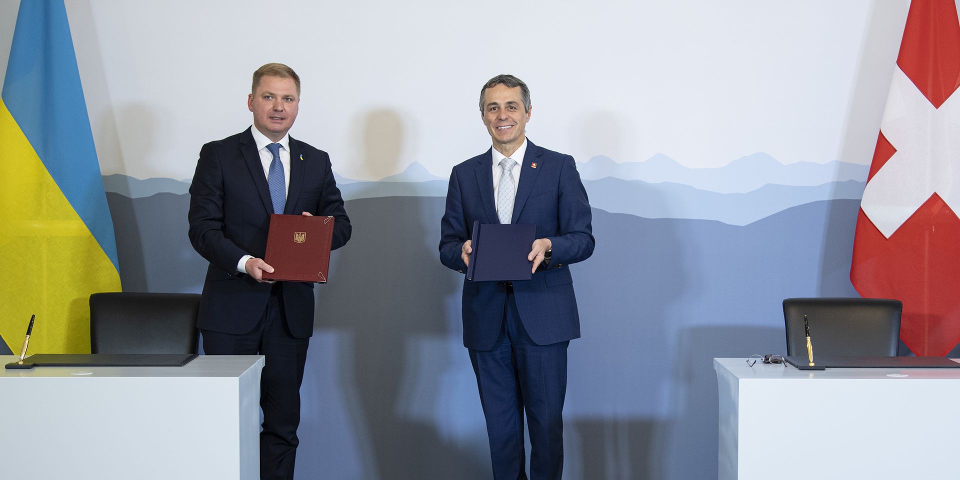 The Ukrainian Ambassador to Switzerland, Artem Rybchenko, and Federal Councillor Ignazio Cassis at the signing of the Memorandum of Understanding on 30 June 2020 in Bern.