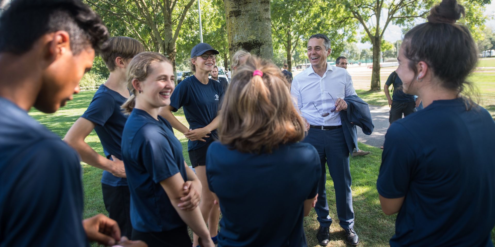 Le conseiller fédéral Ignazio Cassis en conversation avec des athlètes d'athlétisme pendant l'entraînement. 