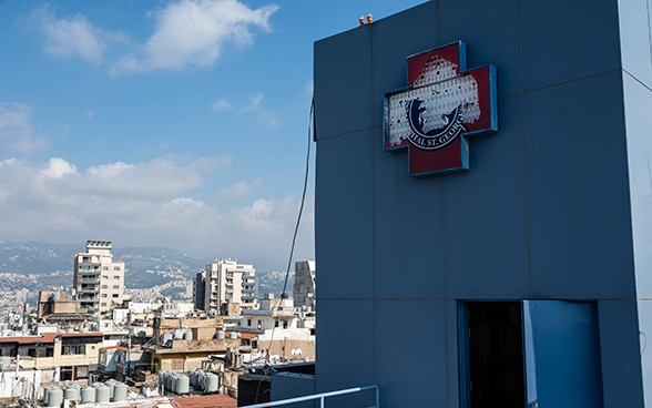  Die Fassade des Saint Georges Hospital in Beirut wurde durch die Explosion beschädigt 