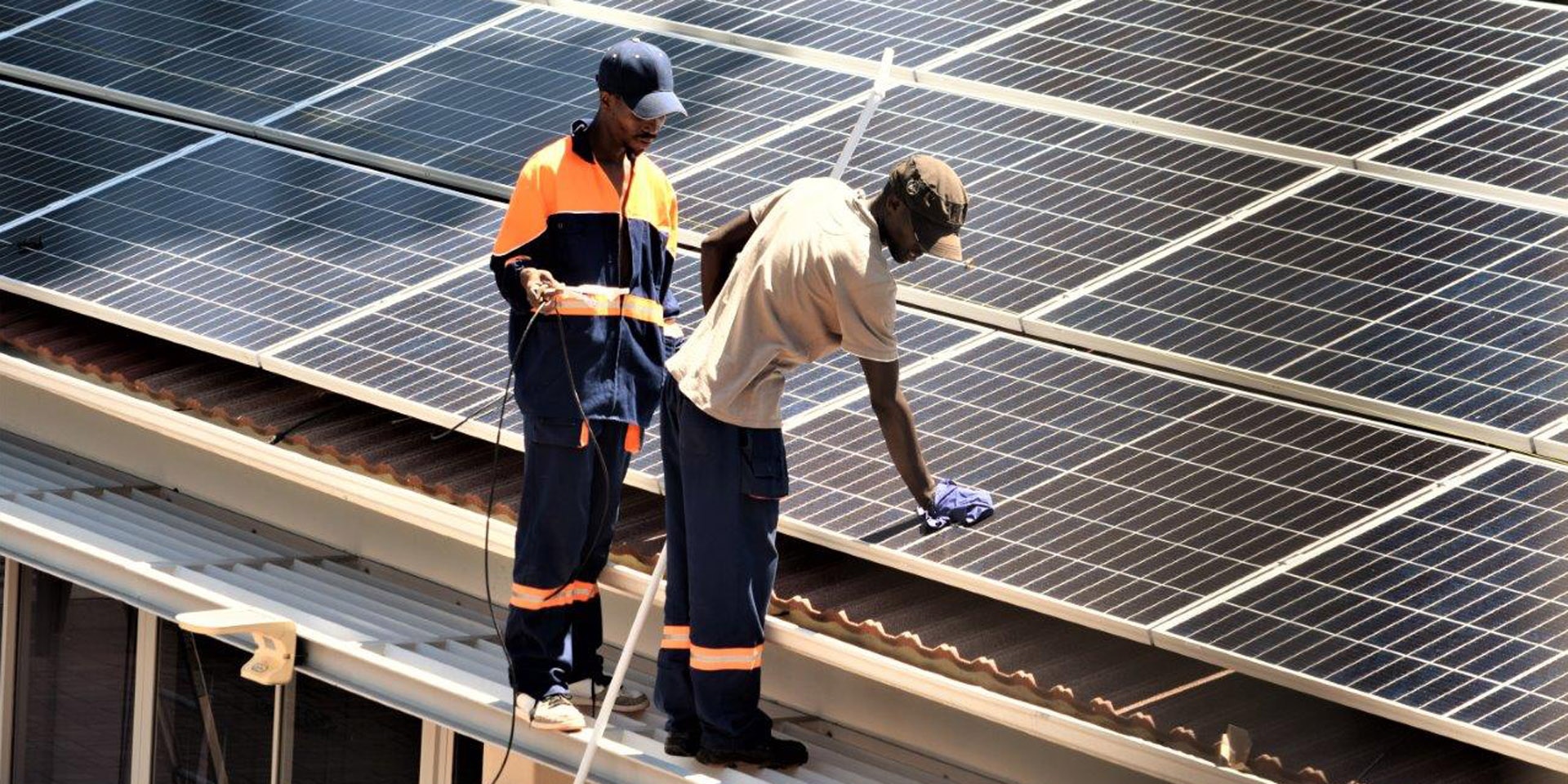 Panneaux solaires installés sur le toit de l’Ambassade de Suisse à Harare.