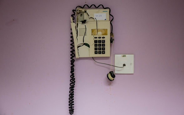 Un telefono all'interno dell'ospedale Saint George danneggiato dall'esplosione.